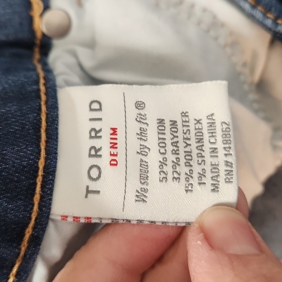 Torrid Crop Jegging- Super Stretch Dark Wash - Picture 8 of 9